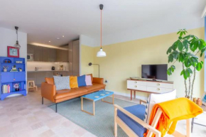 Bright 2 Bedroom Apartment with Great Transport Links